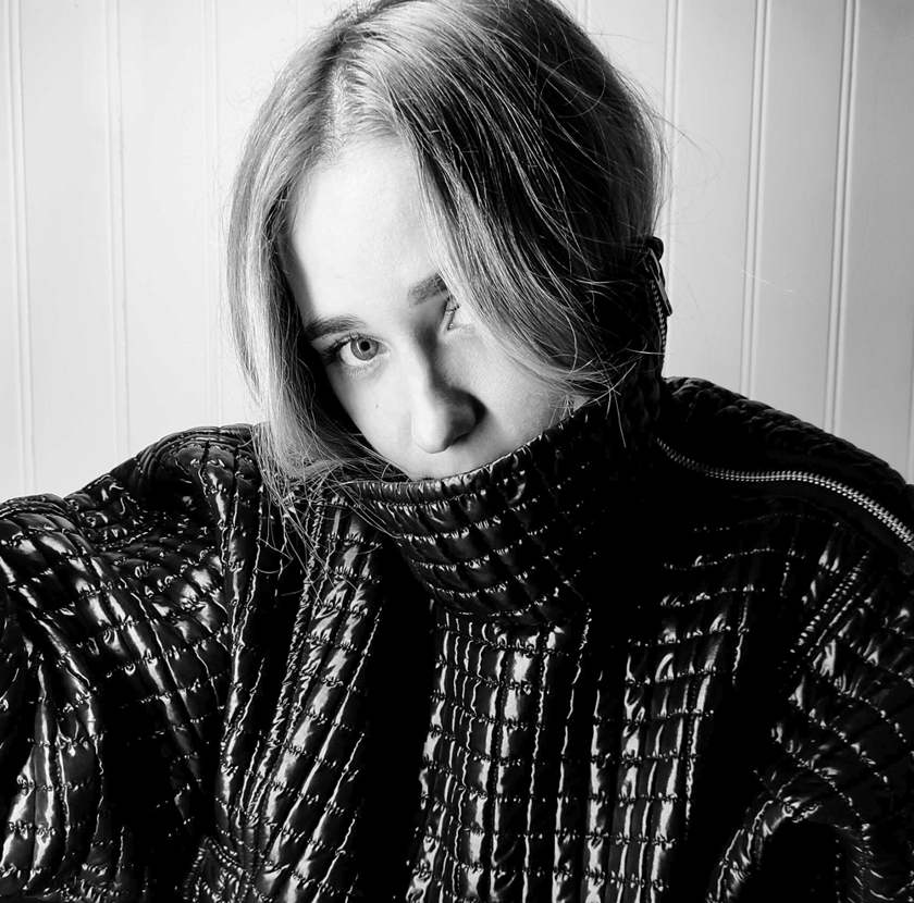 Photo d'Elena Lightbody, ancienne élève d'e-artsup et directrice artistique chez Publicis Luxe
