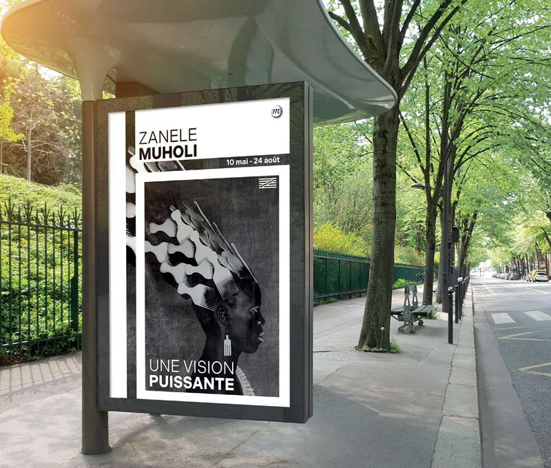 Affiche publicitaire pour une exposition à un arrêt de bus