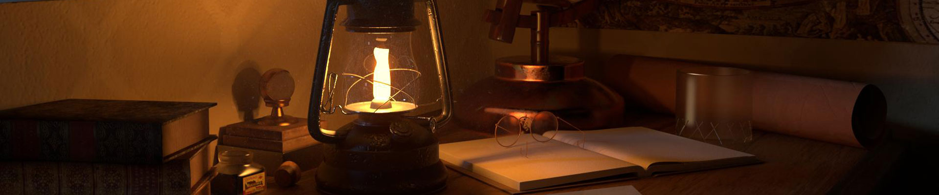 Scène éclairée à la lampe : une lanterne allumée sur un bureau avec carnet ouvert, lunettes et objets