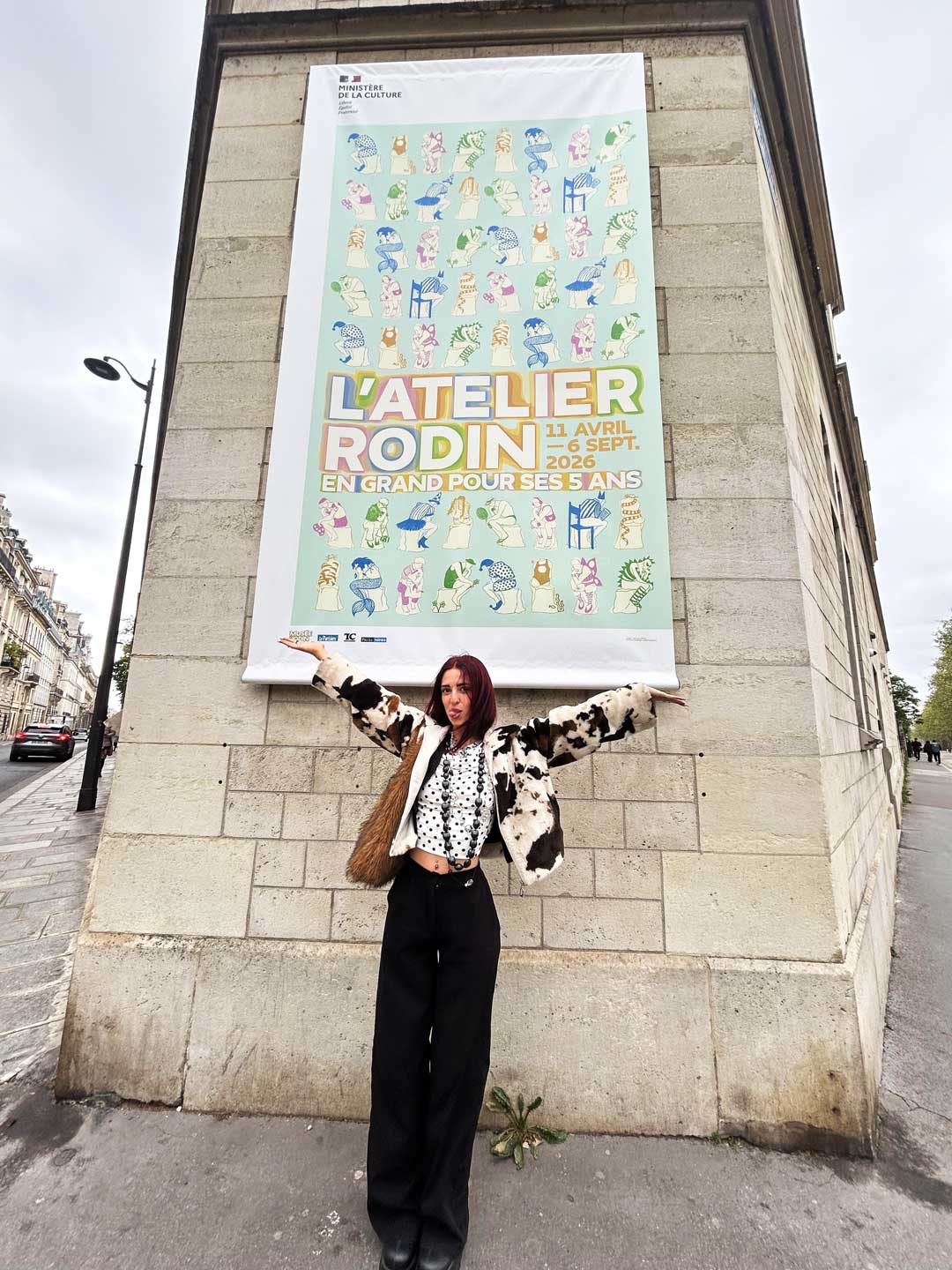 Présentation de l'Atelier Rodin devant une façade