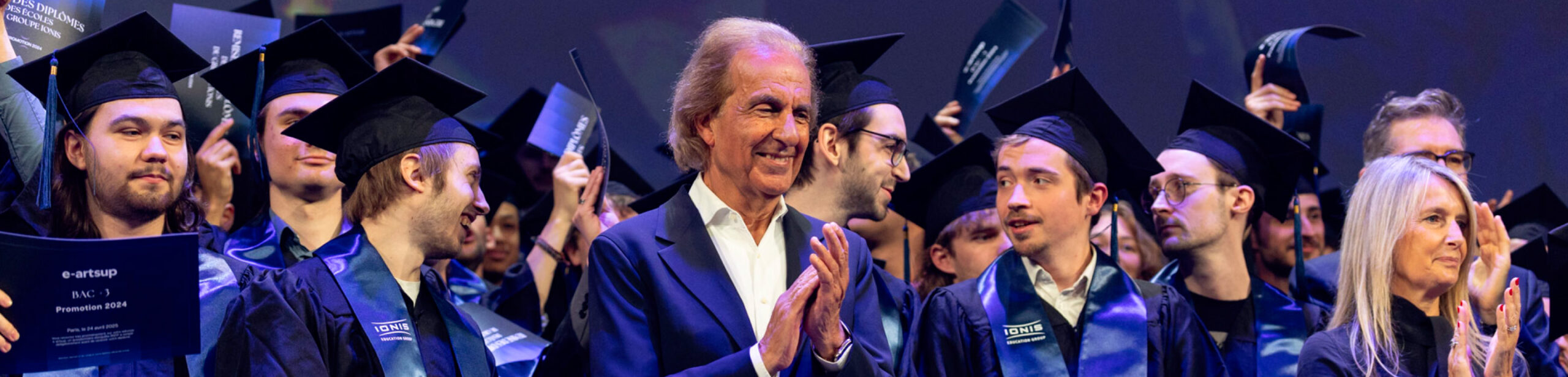 Marc Sellam, fondateur du groupe IONIS Education Group, accompagné des diplômés de l'école e-artsup lors de la cérémonie de remises des diplômes au Palais des Congrès de Paris