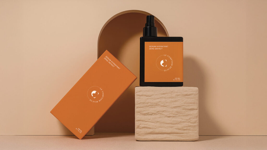 Packaging produit de beauté sur support en bois
