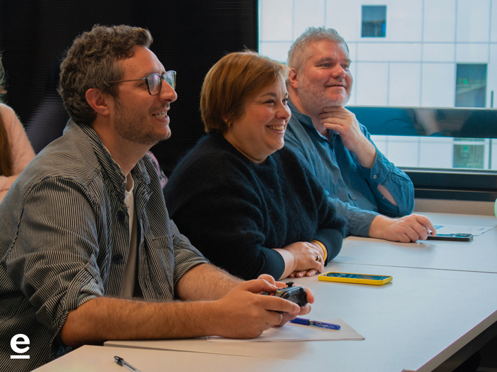 Membres du jury observant les projets de direction artistique réalisés par les étudiants d’e-artsup Strasbourg autour de la Presqu’île André Malraux.