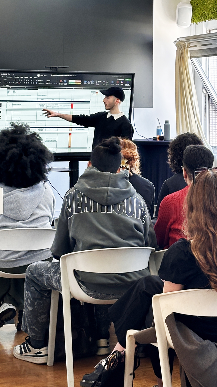 Présentation d’un brief créatif Publicis Luxe par un intervenant professionnel devant les étudiants en Motion Design d’e-artsup Paris.