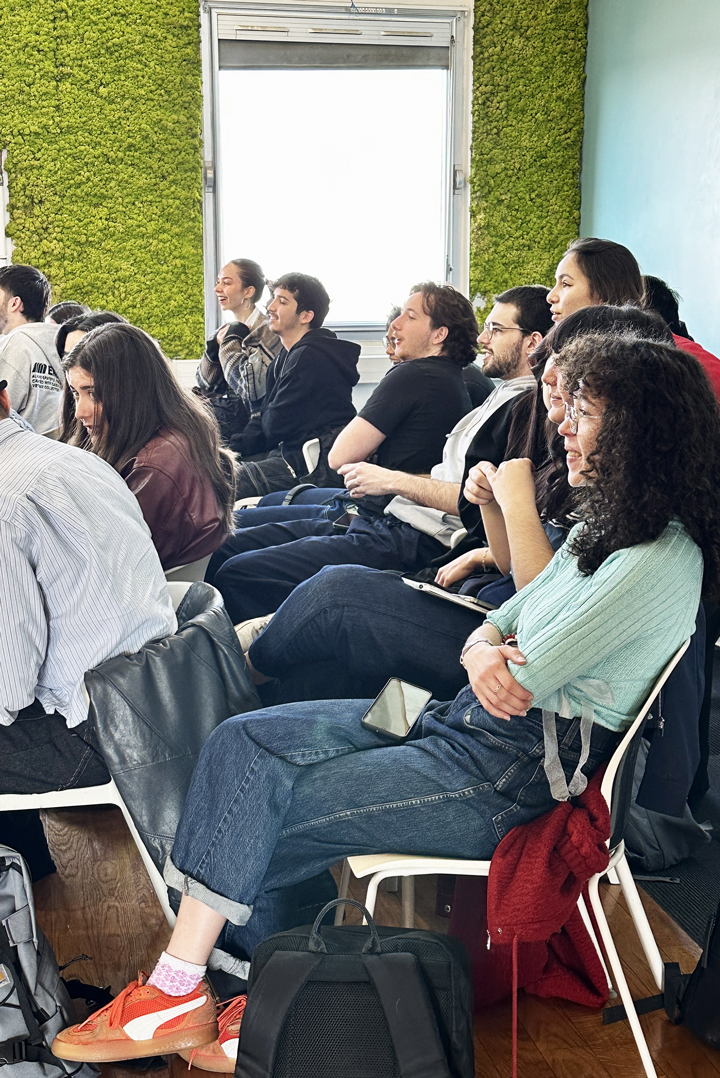 Étudiants de Master Motion Design e-artsup Paris assistant à une intervention professionnelle sur la création publicitaire et le motion design de luxe.