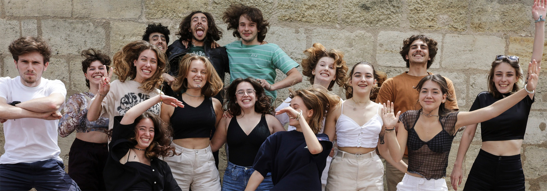 Photo d'un groupe d'étudiants joyeux