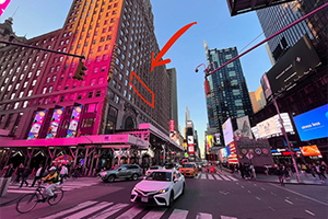Vue en contre-plongée de l'animation urbaine et des gratte-ciels à Times Square, New York.
