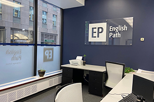 Bureau d'accueil moderne et lumineux de l'école de langues English Path.