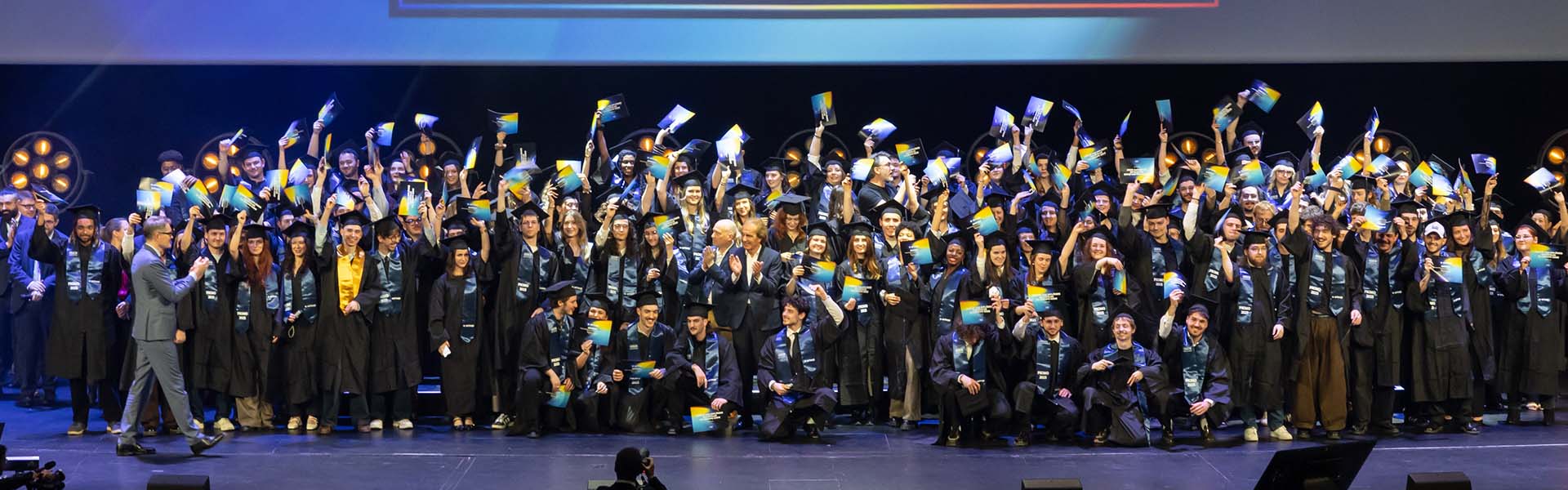 Etudiants diplômés de l'école e-artsup, sur scène, lors de la cérémonie de remise des diplômes
