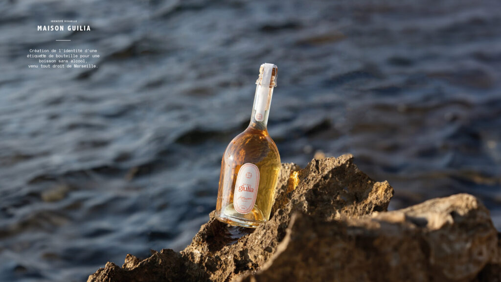 Bouteille posée sur un rocher au bord de l’eau