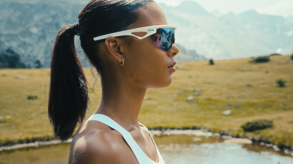 Portrait d’une femme en extérieur avec lunettes de sport, vue de profil