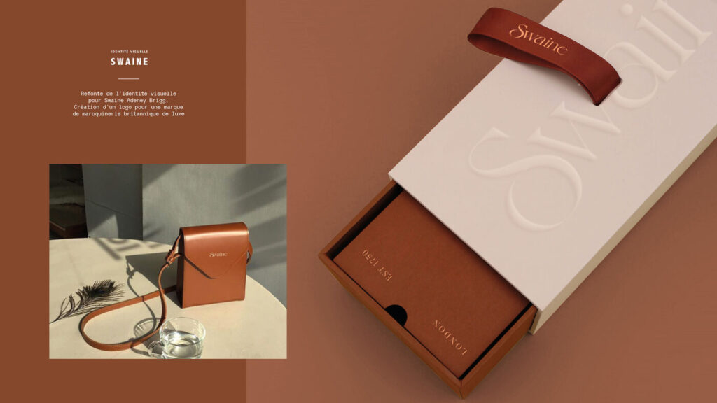 Coffret produit marron sur fond beige, mise en scène studio