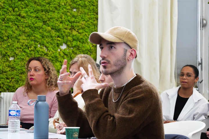 Échange entre un intervenant de Publicis Luxe et les étudiants Motion Design d’e-artsup Paris lors d’un workshop autour de la publicité de luxe.