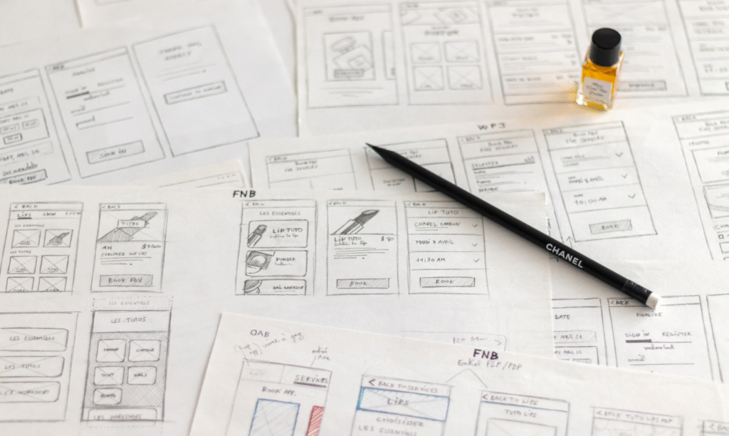 Croquis de wireframes et prototype d’application sur une table de travail