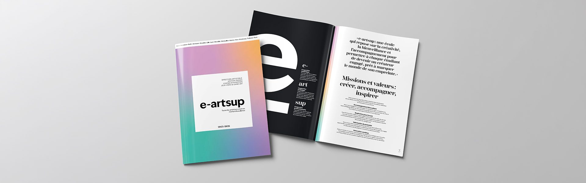 2 brochures de documentation de l'école e-artsup, l'une ouvert, l'autre fermée, sur fond gris
