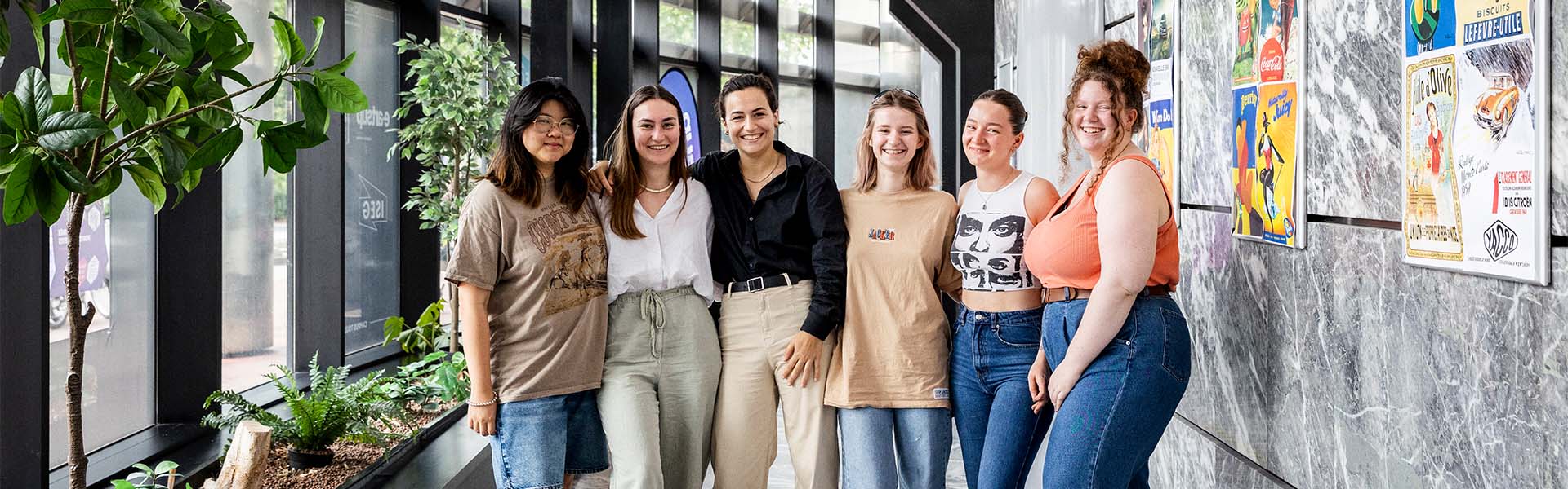 6 étudiantes de l'école e-artsup alignées et souriantes dans un couloir lors d'un évènement