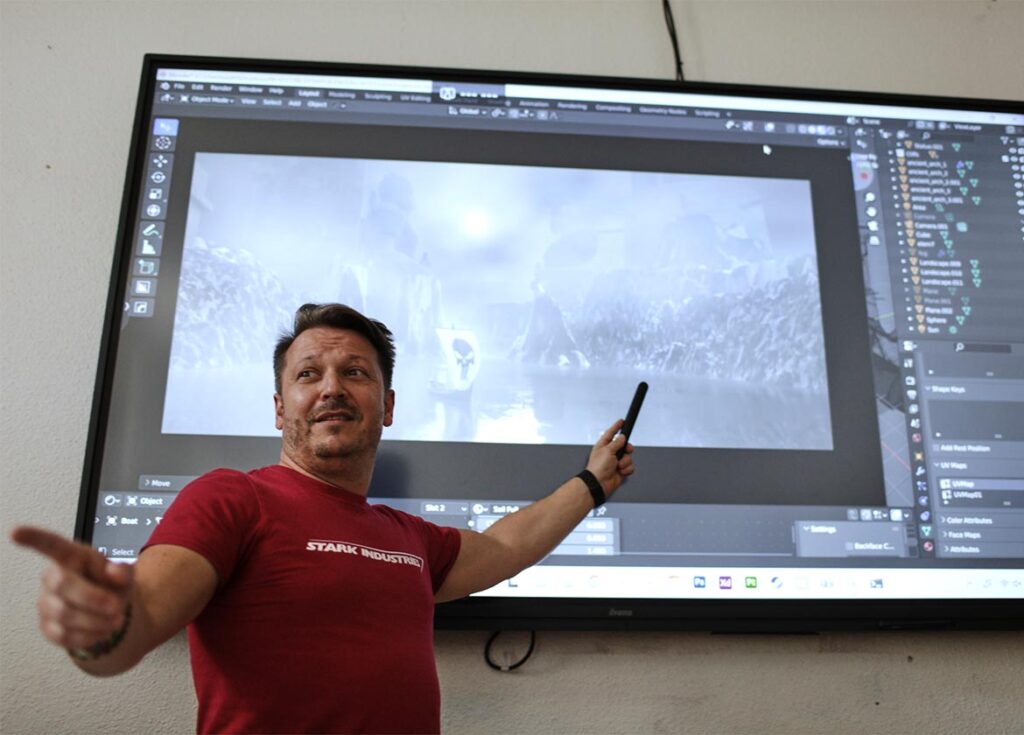Intervenant de l'école e-artsup devant un tableau interactif interpellant les étudiants