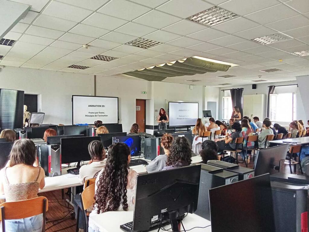 Des élèves de seconde assistent à une masterclass consacrée aux principes de l’animation 2D sur le campus e-artsup Bordeaux.