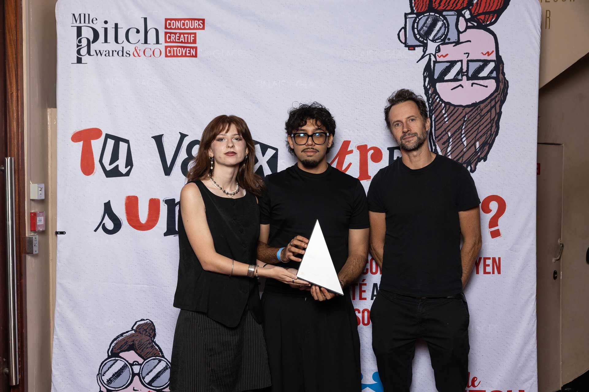 Deux étudiants d’e-artsup Paris présentent leur trophée du 2e Prix DOOH lors des Mlle Pitch Awards 2026.