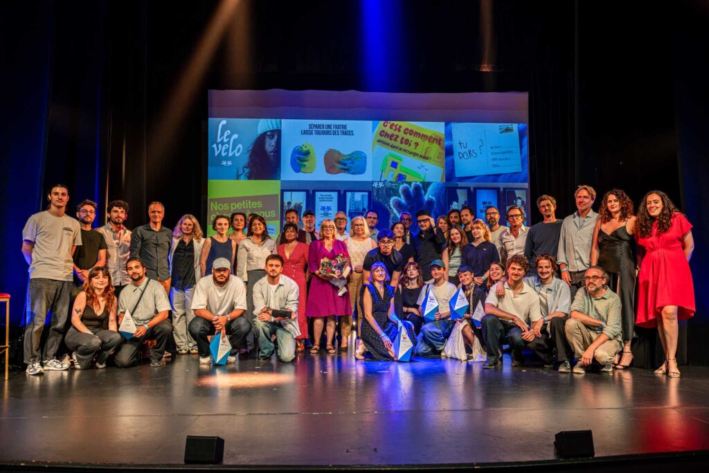 Photo de groupe des lauréats, membres du jury et partenaires réunis sur scène lors de la cérémonie des Mlle Pitch Awards 2026.