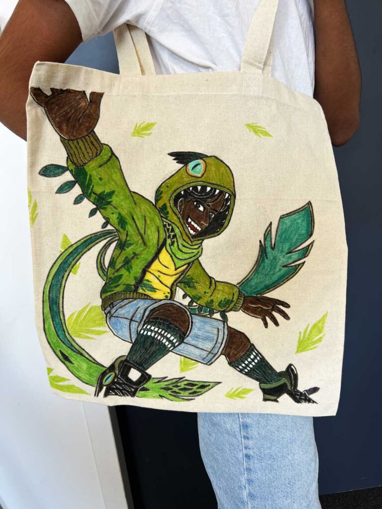 Totebag personnalisé avec l’illustration d’un personnage vêtu d’un costume de créature verte, réalisé par un lycéen à e-artsup Lyon.