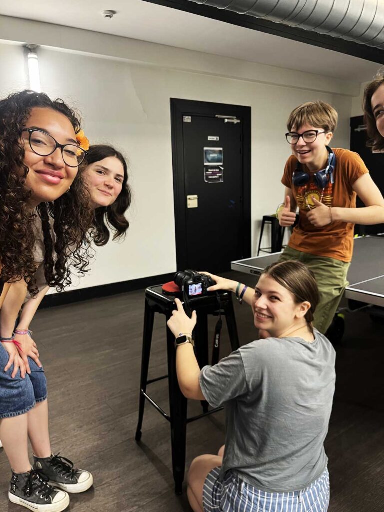 Quatre lycéens expérimentent la prise de vue avec un appareil photo pendant leur stage de seconde à e-artsup Lille.