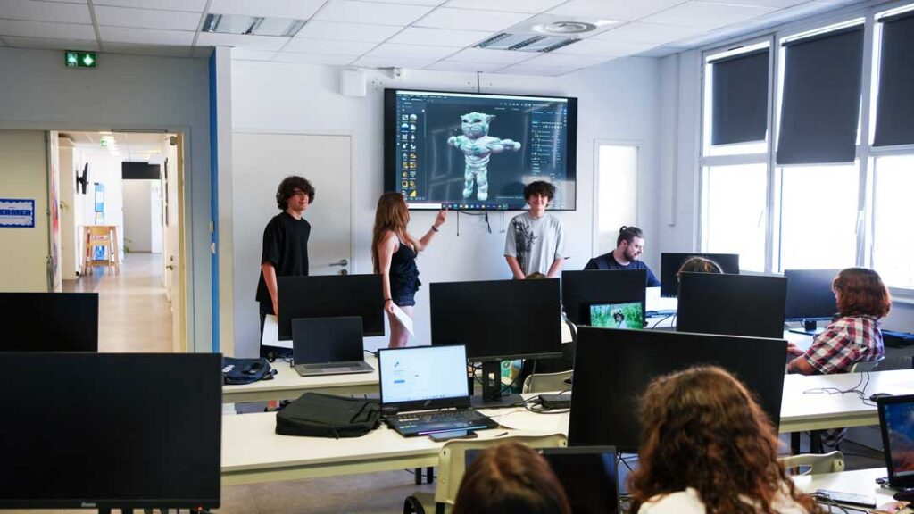 Des lycéens présentent un personnage modélisé en 3D devant les participants au stage de seconde organisé à e-artsup Montpellier.