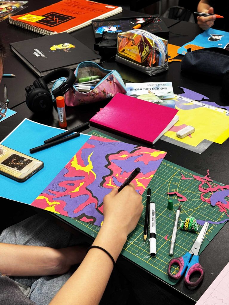 Une lycéenne réalise une composition graphique colorée en papier découpé pour son fanzine pendant son stage à e-artsup Nantes.
