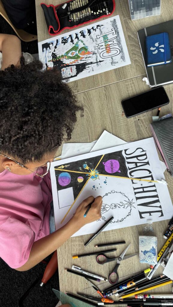Une élève de seconde dessine une affiche sur le thème de l’espace pendant un atelier de création graphique à e-artsup Nice.