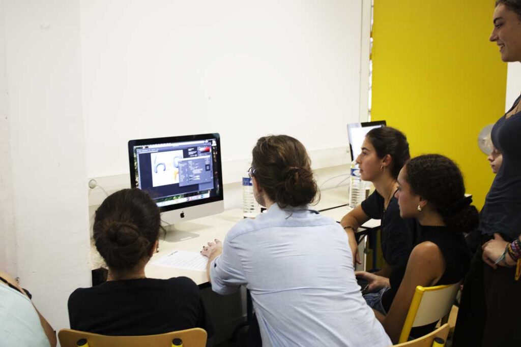 Des lycéens découvrent les outils de création graphique sur ordinateur pendant leur stage de seconde à e-artsup Paris.