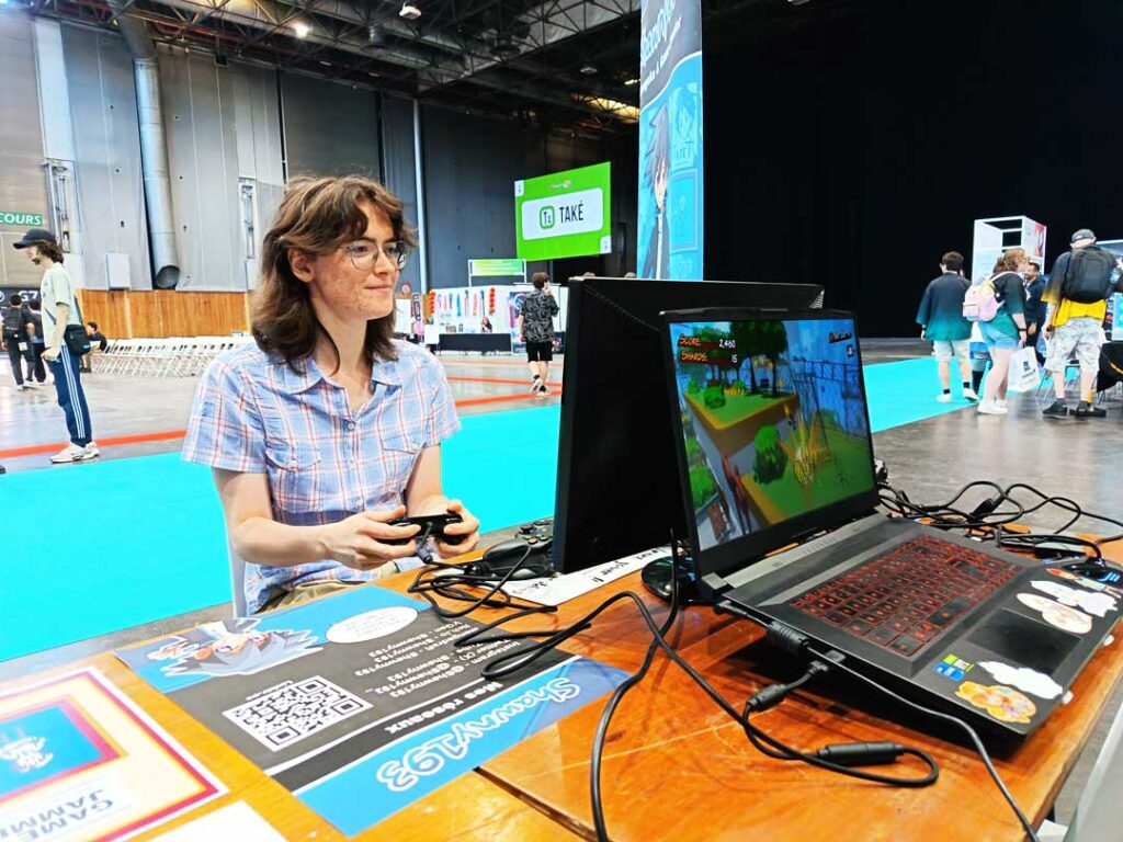 Une visiteuse teste un jeu vidéo développé pendant les études du créateur à e-artsup Paris.