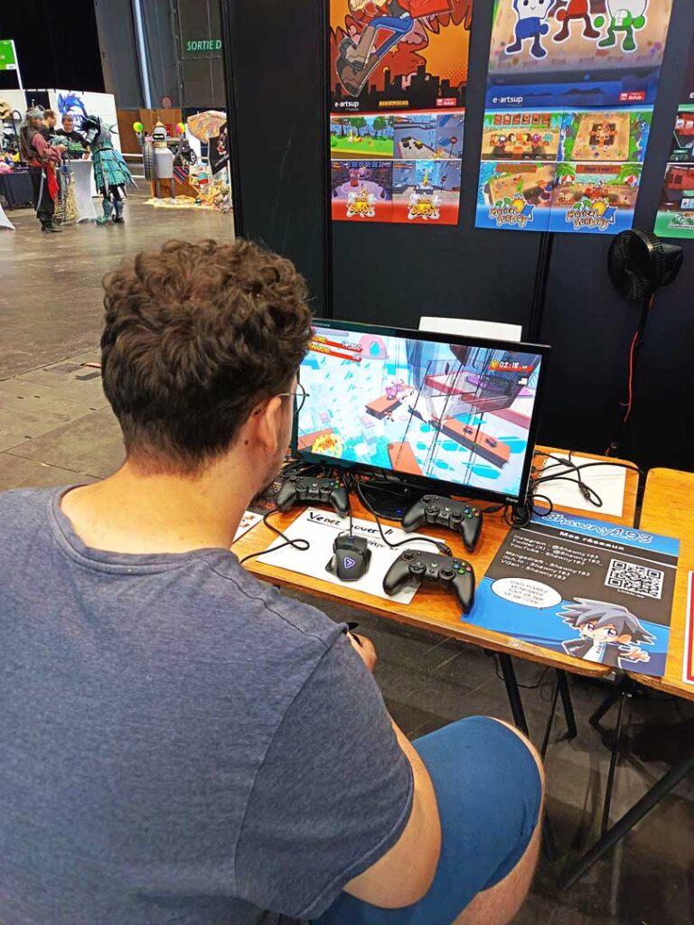 Un visiteur joue à Crazy Blast sur le stand dédié aux jeux vidéo indépendants de Japan Expo 2026.