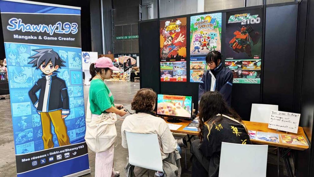 Des visiteurs découvrent un jeu vidéo sur le stand présentant les créations d’un diplômé e-artsup à Japan Expo 2026.