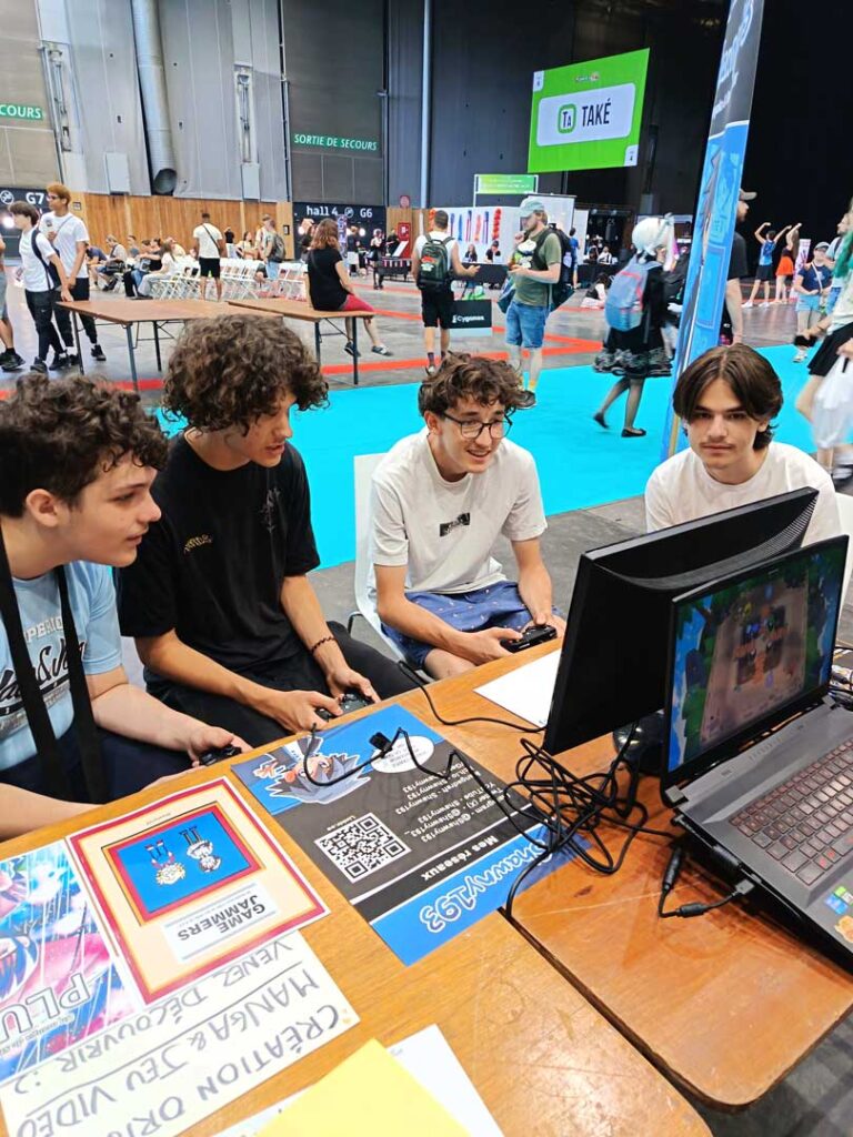 Un groupe de visiteurs joue à un jeu multijoueur présenté dans l’espace Jeux Vidéo Indépendants de Japan Expo 2026.