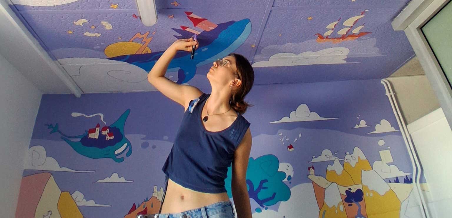 Une étudiante d'e-artsup réalisant une fresque pour les enfants au CHU de Montpellier