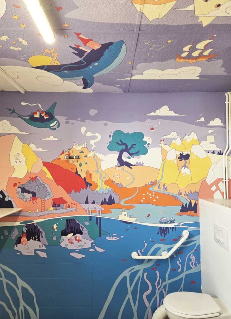 Vue d’ensemble d’une fresque immersive recouvrant les murs d’une pièce du CHU de Montpellier
