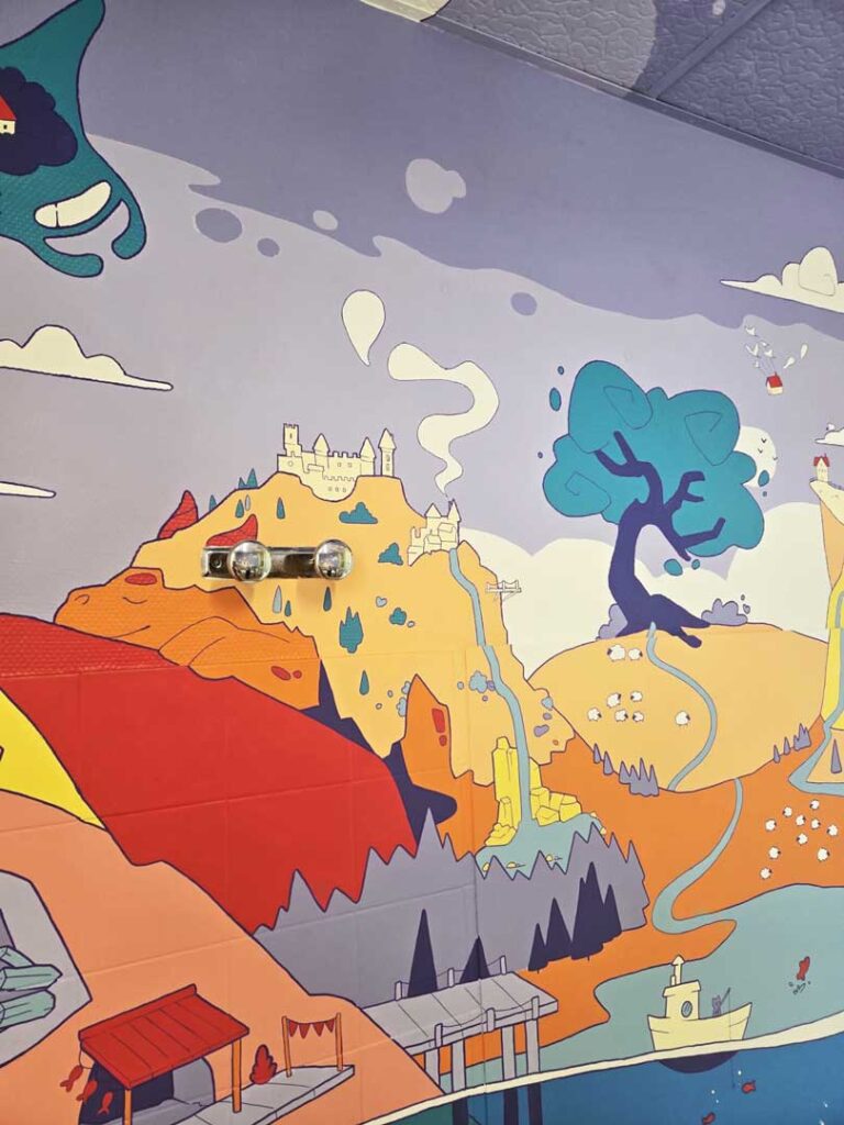 Détail de la fresque avec montagnes, châteaux, arbre bleu, rivière et bateau