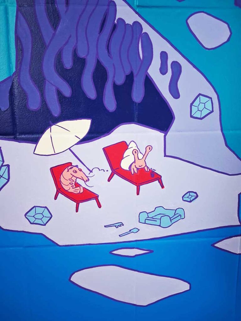Deux personnages installés sur des transats dans une grotte sous-marine illustrée