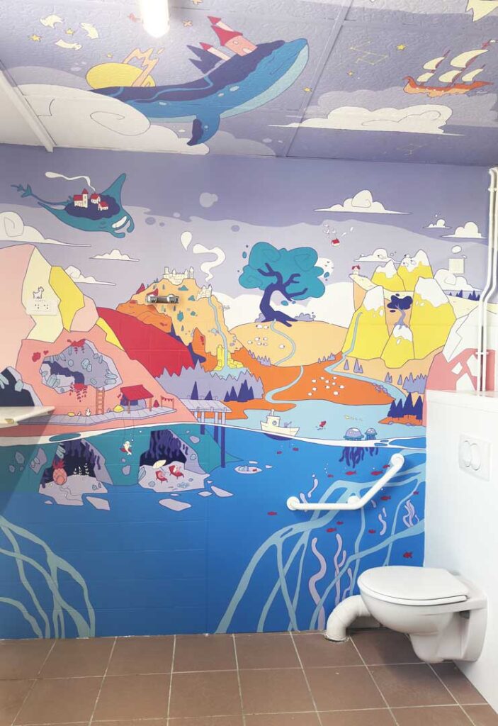 Vue grand angle de la fresque déployée sur le mur et le plafond d’une salle de bain du CHU de Montpellier.