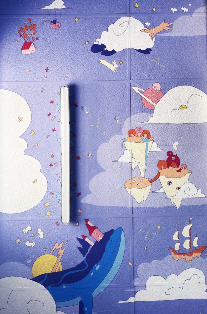 Plafond peint avec une baleine volante, des îles flottantes, des nuages, des étoiles et un navire