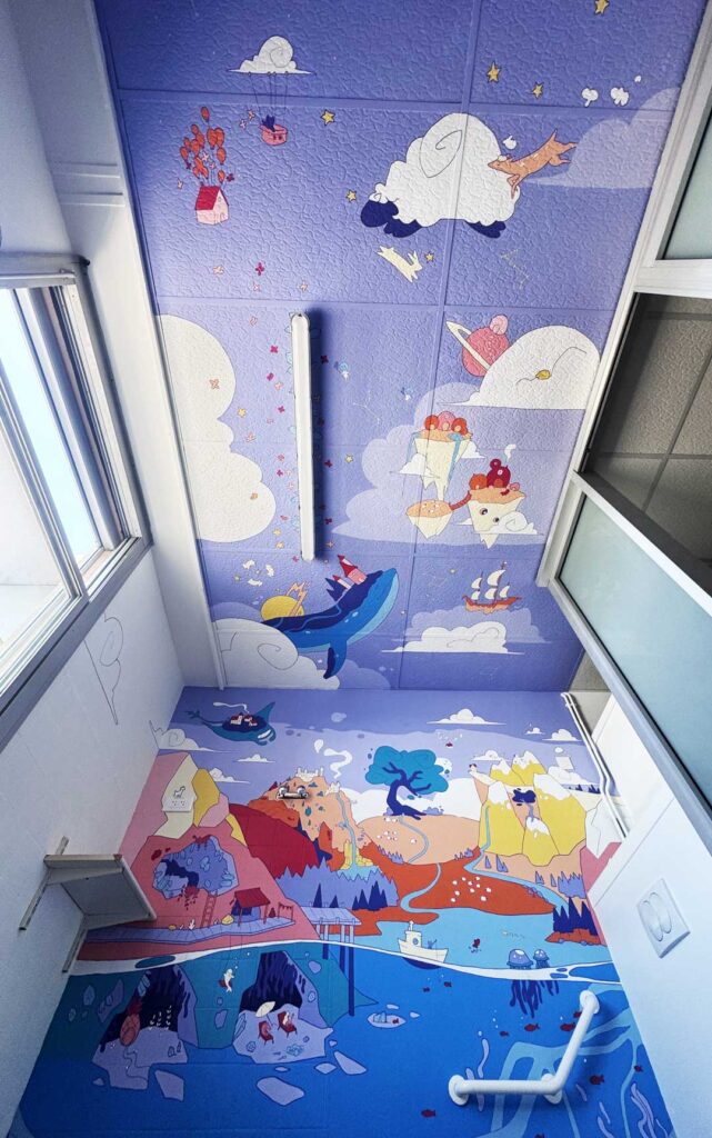 Vue complète de la pièce décorée d’un paysage fantastique sur les murs et le plafond