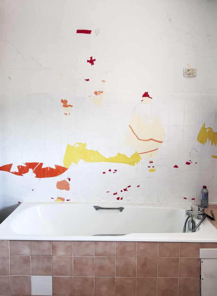 Étape de peinture du paysage fantastique représenté sur les murs du CHU de Montpellier