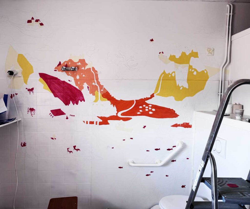 Réalisation des détails et des finitions de la fresque murale au CHU de Montpellier