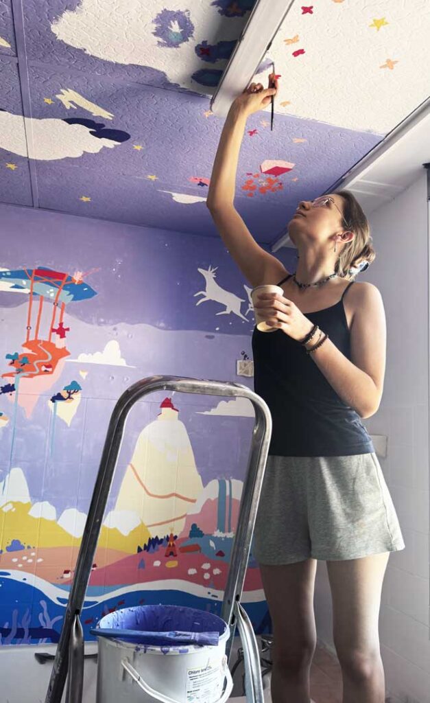 Détails et finitions de la fresque colorée réalisée au plafond du CHU de Montpellier